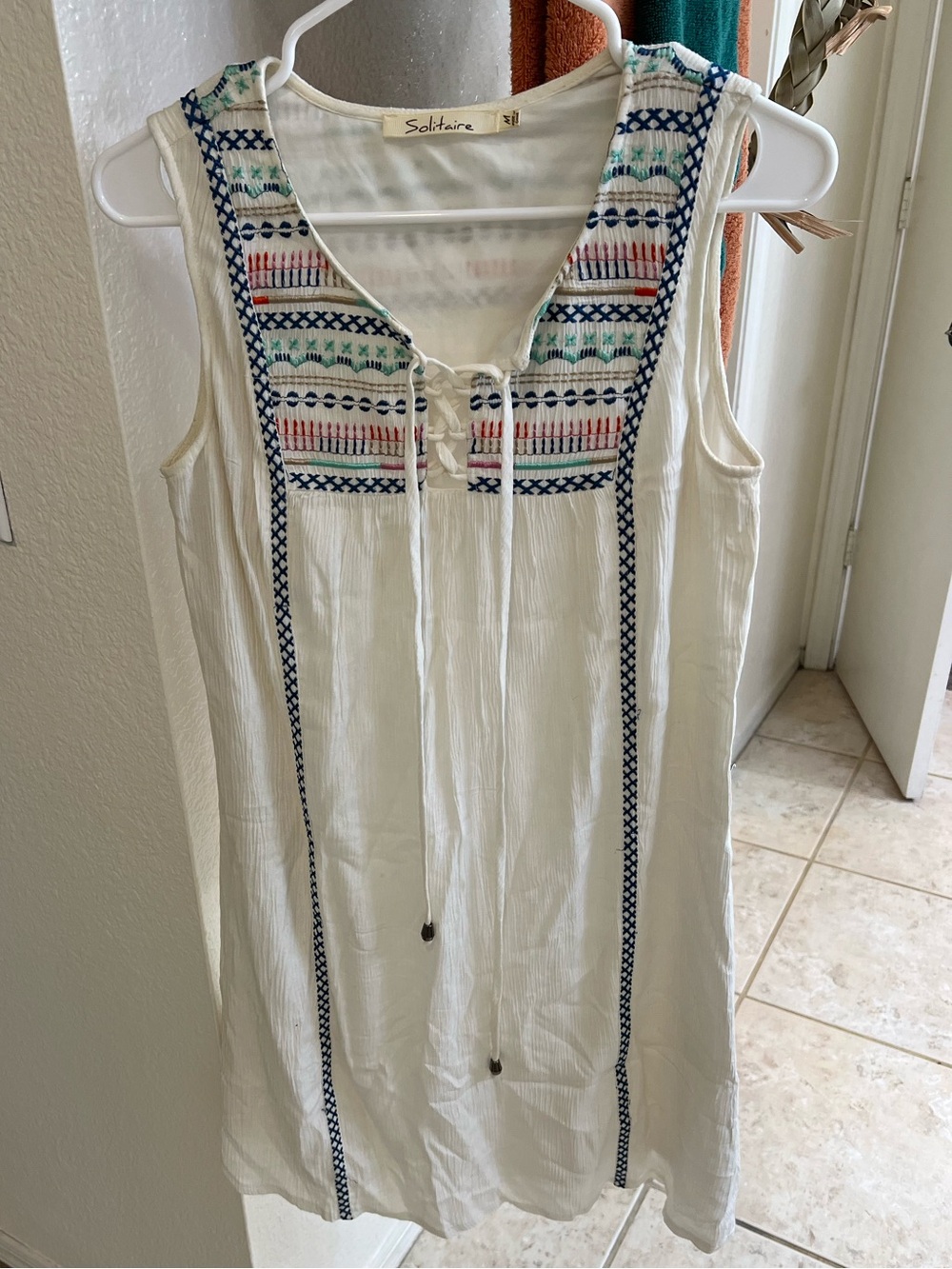 Solitaire Cream Embroidered Sleeveless Dress Size Medium